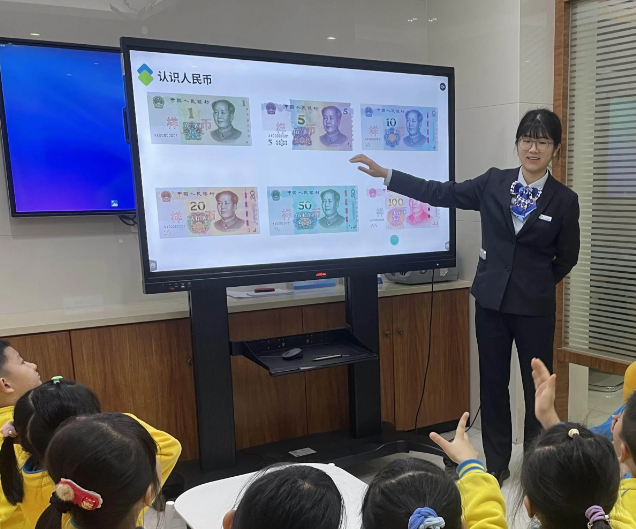 在学生们心中播下理性消费尊重劳作与规划未来的种子