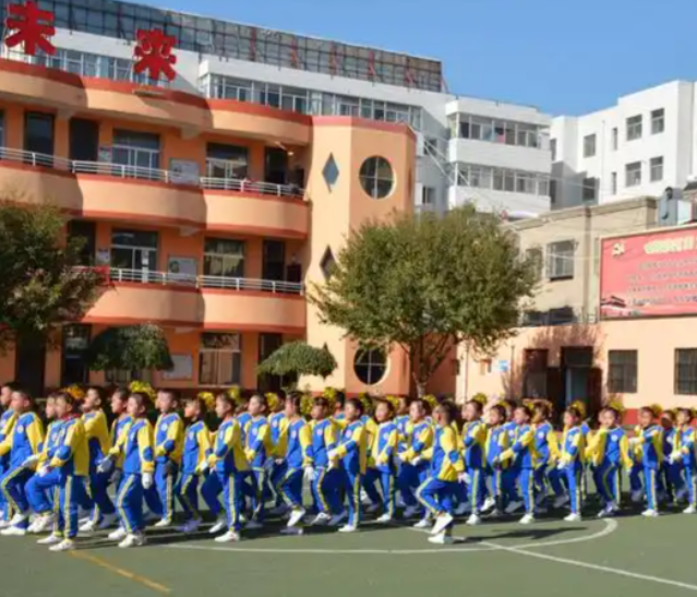 师队伍由专家指导团队骨干教师及优秀青年教师等共同构成 师队伍由专家指导团队骨干教师及优秀青年教师等共同构成