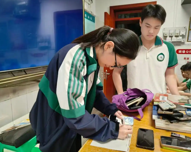 确有需求带着手机入校的学生校园酌情处理做好家校信息互通 确有需求带着手机入校的学生校园酌情处理做好家校信息互通