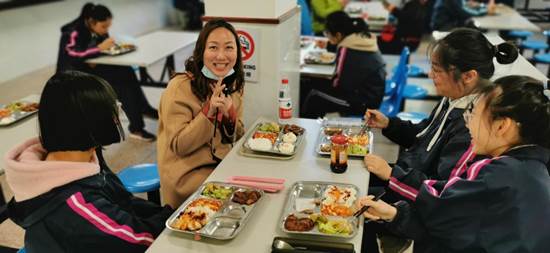 高二家长与学生共同用餐