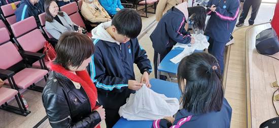 高二家长学生叠衣服